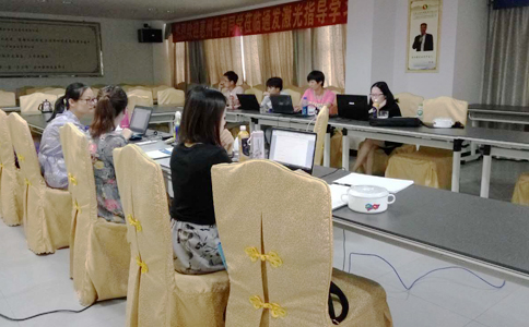 各家的客服美女真是巾幗不讓須眉啊,學習工作兩不誤